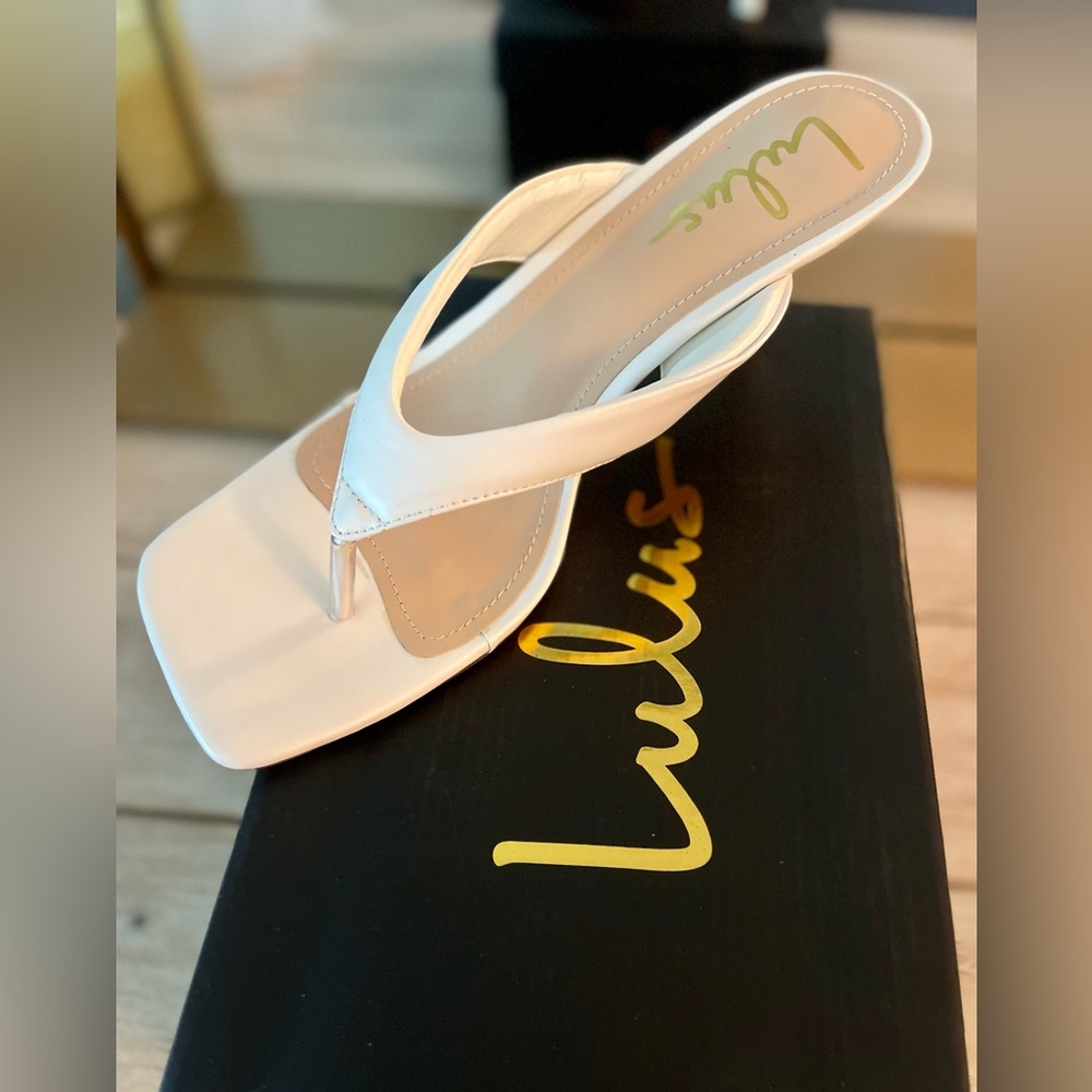 LuLus Beth/ Berlynn White Thong Sandal 8.5